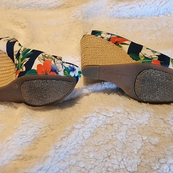 Like new, Jessica Simpson floral and stripped wedge heels, size 8.5 - Picture 5 of 5